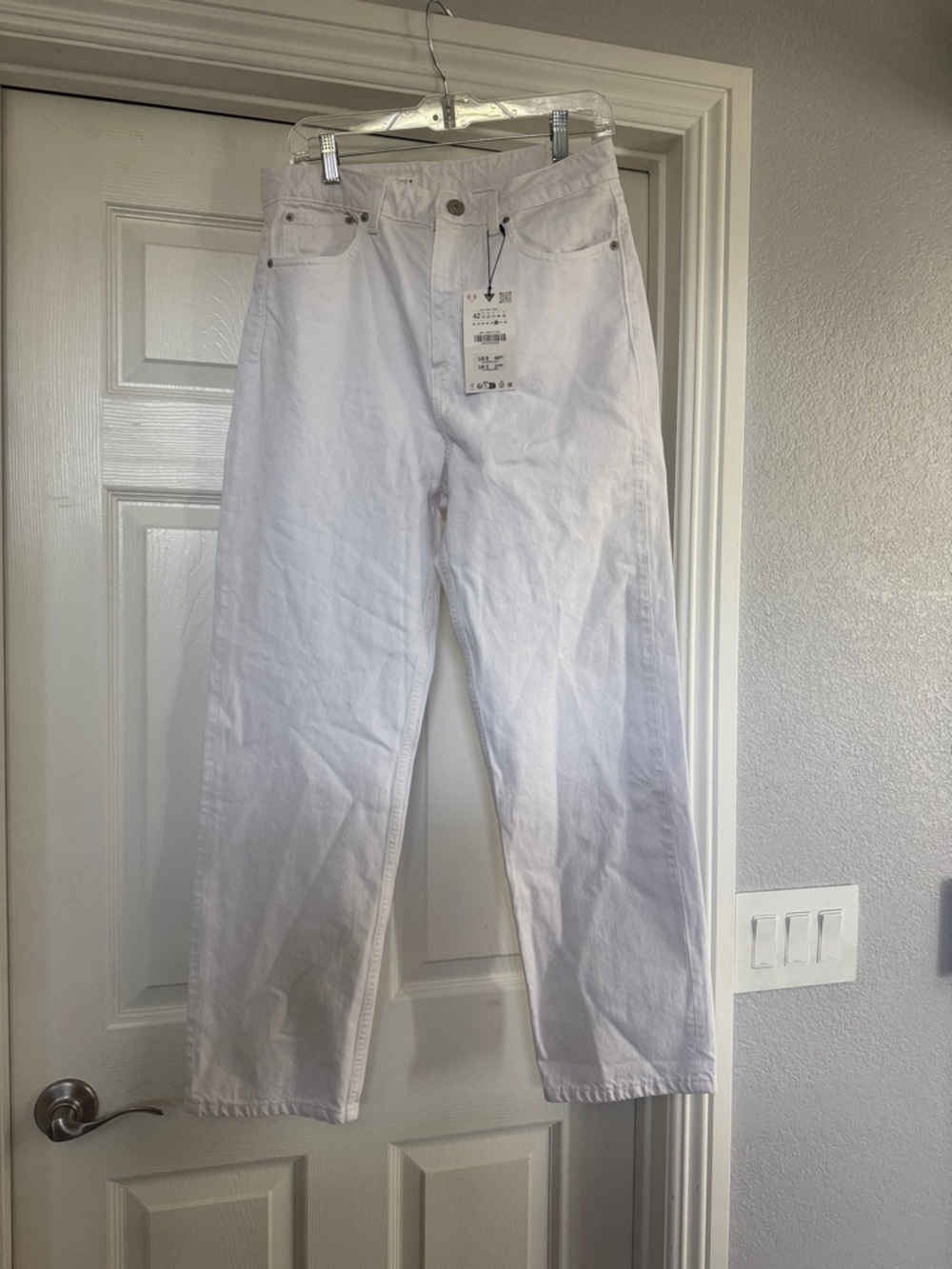 White High-Waist Straight Leg Jeans